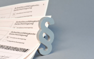 Arbeitsunfähigkeitsbescheinigung + Paragrafenzeichen