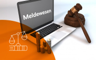 Ein Laptop mit Münzen und einem Richthammer daneben