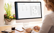 Eine Frau arbeitet an einem Desktop-Computer