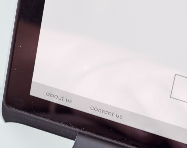 Laptop auf den Geldscheine abgebildet sind