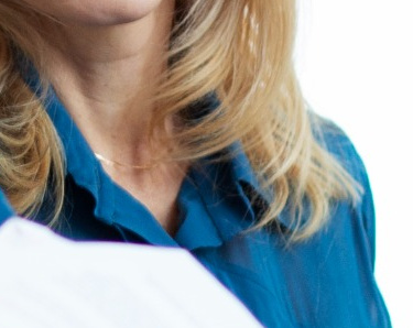 Nahaufnahme von verschwommenen Menschen, die zusammenarbeiten