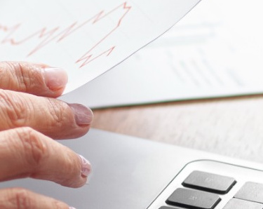 Frau tippt auf einem Laptop