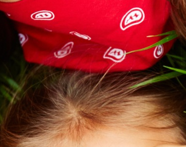 Kinder spielen auf dem Gras