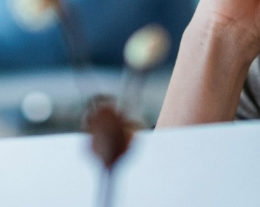 Frau arbeitet im Büro