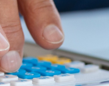 Mann tippt auf einem Laptop