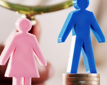 Eine Frau- und eine Mannfigur stehen auf ungleich hohen Geldstapeln, im Hintergrund wird das Ungleichgewicht durch eine Lupe hervorgehoben.