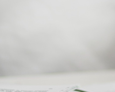 Junge Frau sortiert Dokumente