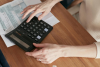 Copyright Foto von Mikhail Nilov: https://www.pexels.com/de-de/foto/paar-menschen-frau-hand-6963017/