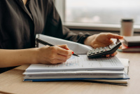 Copyright Foto von Mikhail Nilov: https://www.pexels.com/de-de/foto/person-hande-buro-stift-8297031/